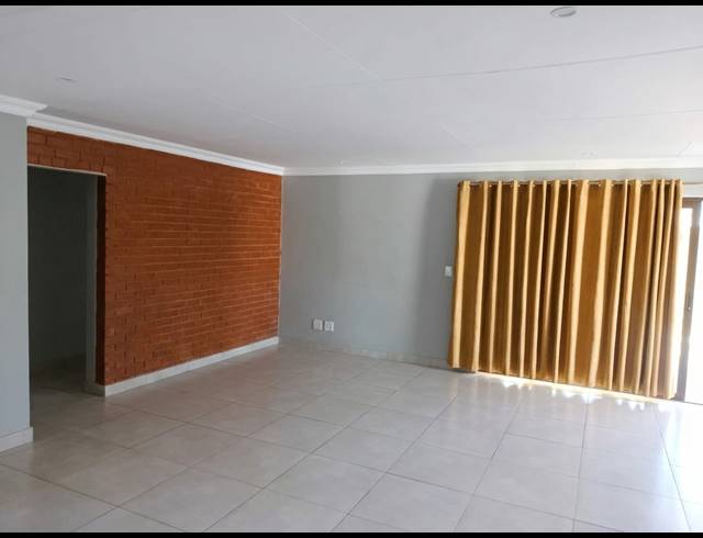 4 BEDROOM FREESTANDING FOR SALE IN HEUWELOORD